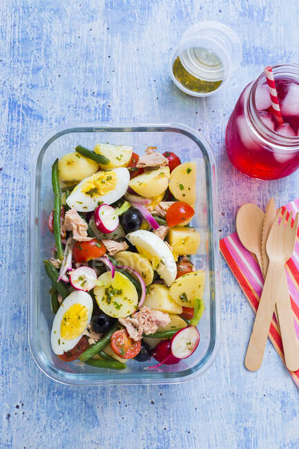 Картофель и салат из тунца в стеклянном контейнере — стоковое фото