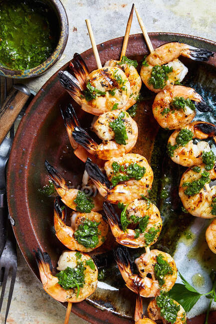 Brochettes de crevettes grillées avec chimichurri — Photo de stock