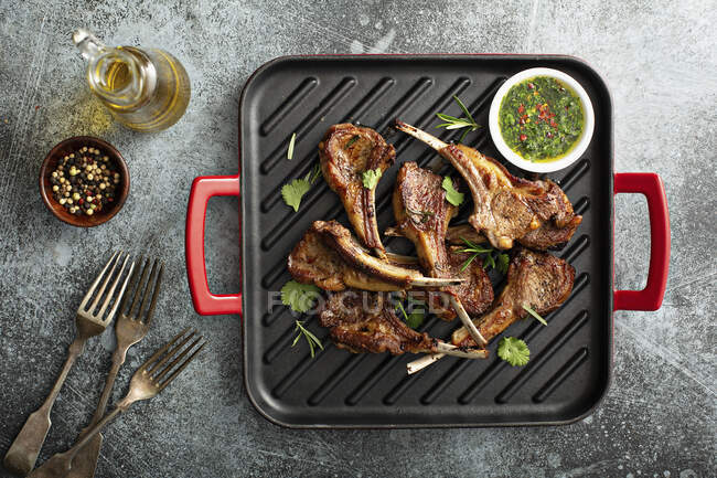 Grilled lamb chops with cilantro and green herb sauce — Stock Photo