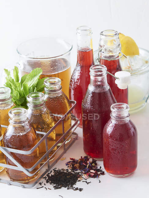 Classic iced tea and fruit iced tea — Stock Photo