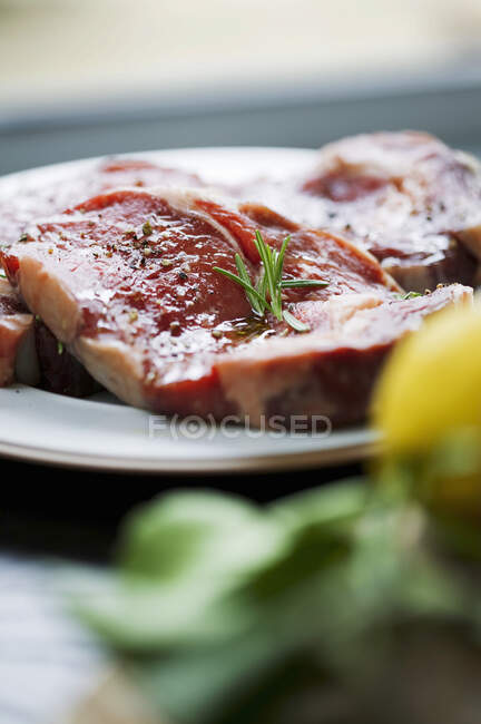 Bistecche di manzo crude con rosmarino — Foto stock