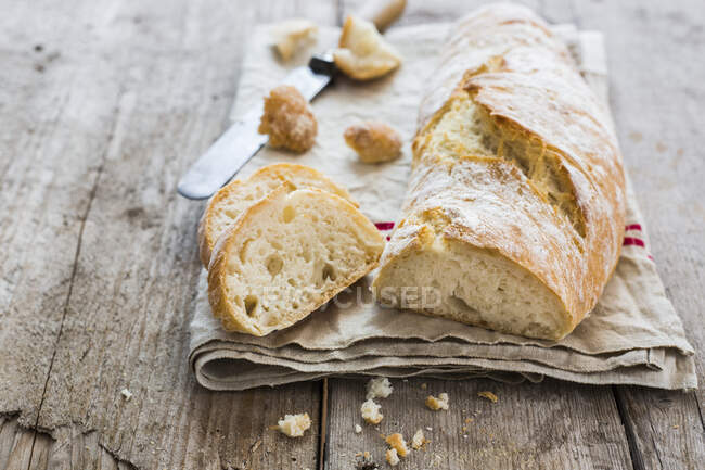 Primer plano de delicioso pan blanco casero - foto de stock