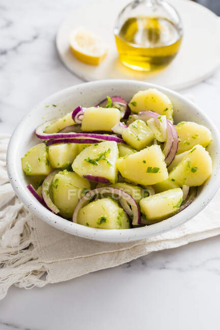 Close-up shot of Potato and red onion salad — Stock Photo