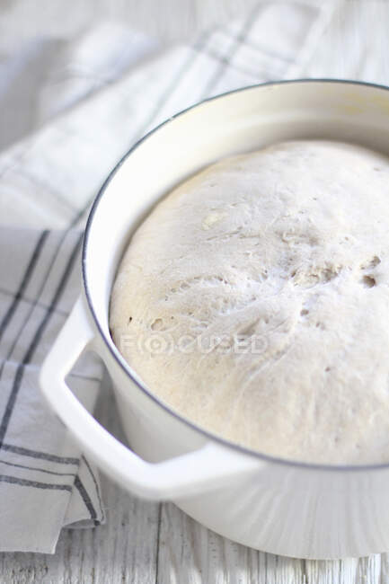 Хлебное тесто в эмали — стоковое фото