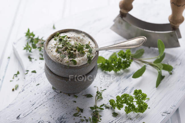 Vegan cashew and herb dip — Stock Photo