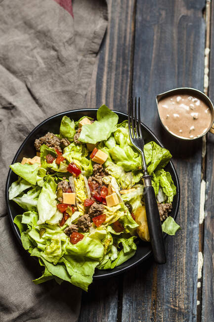 Gros plan sur la sauce cocktail Burger Salad — Photo de stock