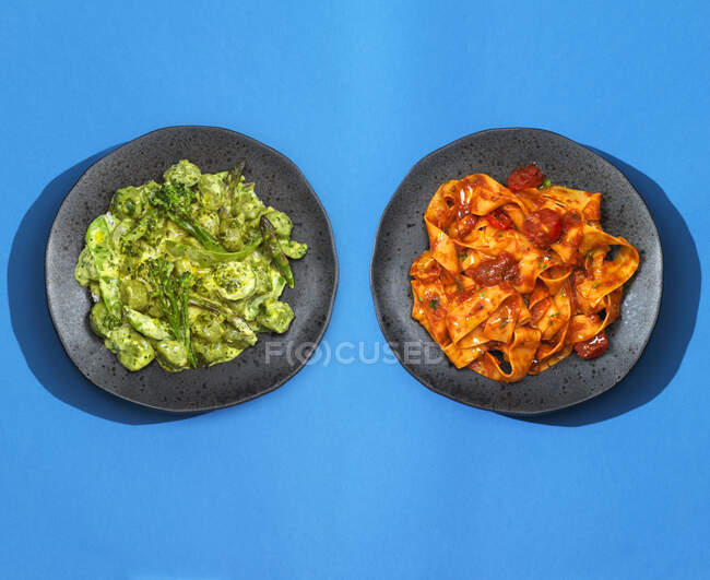 Pasta Vegetarian in black bowls — Stock Photo