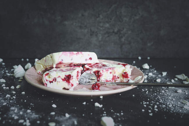 Homemade ice cream with redcurrants and meringues — Stock Photo