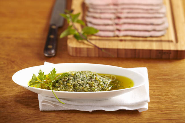 Salsa Verde serviert mit kaltem Roastbeef — Stockfoto