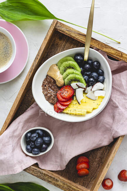 Porridge au chocolat aux fruits et baies dans un bol — Photo de stock