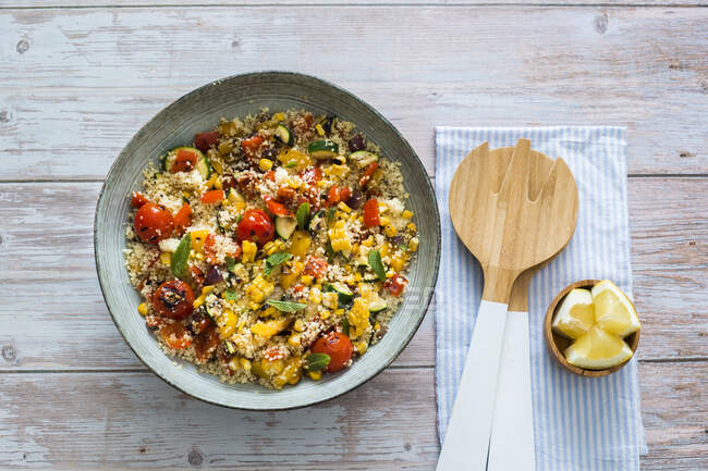 Sommerlicher Couscous-Salat mit gegrilltem Gemüse — Stockfoto