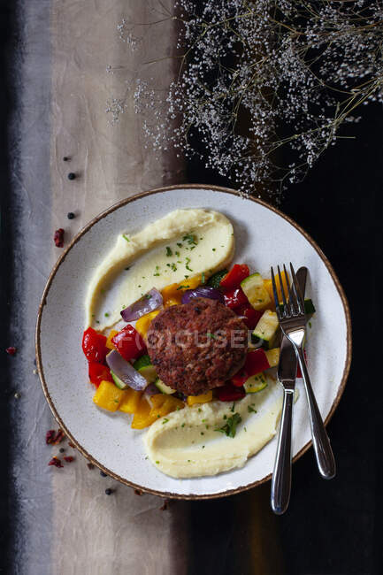 Rump steak with ratatouille and potato mash — Stock Photo