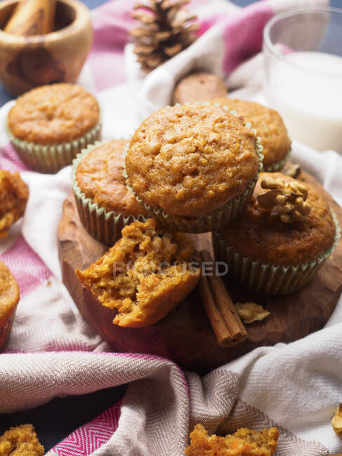 Spiced carrot muffins with cinnamon and walnuts — Stock Photo