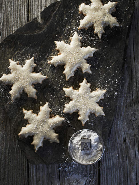 Cinnamon stars dusted with icing sugar — Stock Photo