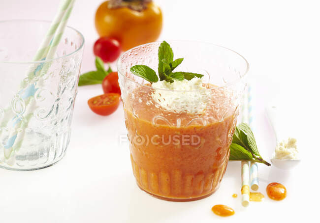 Ein würziger Kaki-Tomaten-Smoothie mit Paprika und Meerrettich — Stockfoto