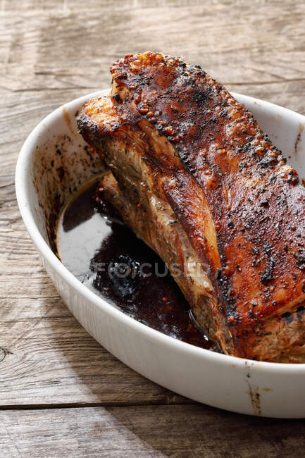 Крупным планом вкусное свиное ребро — стоковое фото