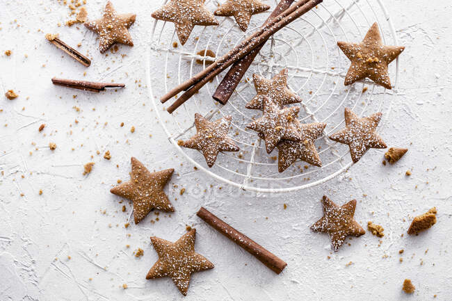 Star shaped gingerbread cookies with dusted sugar — Fotografia de Stock