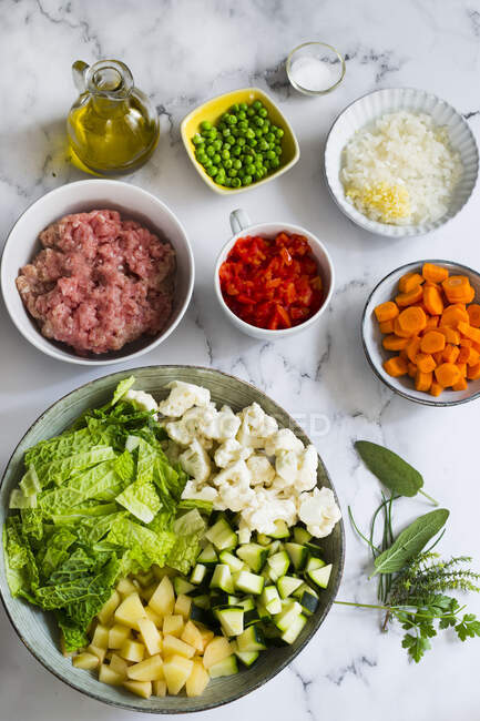 Ingredientes para sopa de carne y verduras - foto de stock