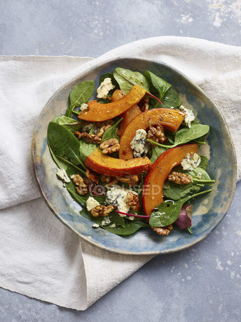 Salada de outono com abóbora, gorgonzola e nozes — Fotografia de Stock