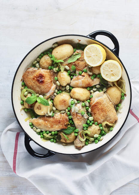 Chicken pan with potatoes, peas and herbs — Photo de stock
