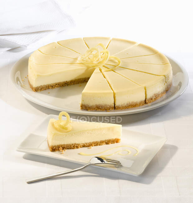 Lemon cheesecake with a biscuit base serves fourteen — Stock Photo