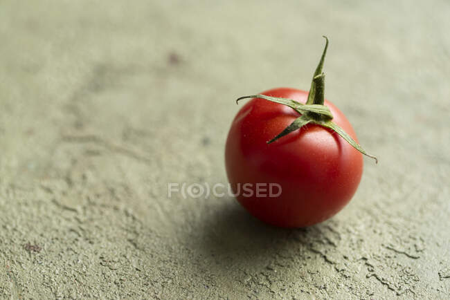 Único tomate cereja vista close-up — Fotografia de Stock