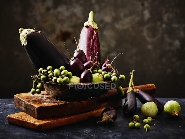 Still-life arrangement of aubergines — Stock Photo