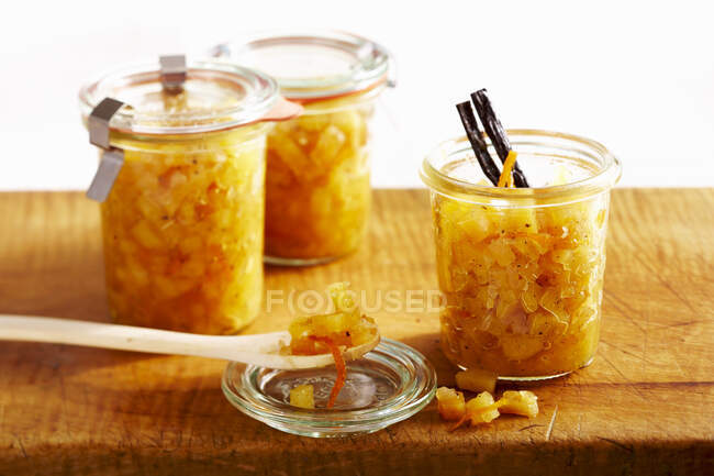 Chutney de coing conservé aux oranges, vanille et poivre de Malabar dans des bocaux de maçon — Photo de stock