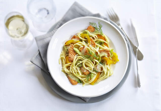 Linguine with salmon and dill sauce — Stock Photo