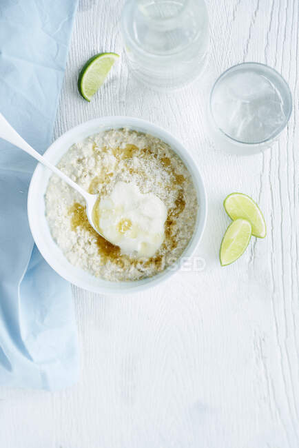 Основна каша з медом, йогуртом та кокосовим горіхом — стокове фото