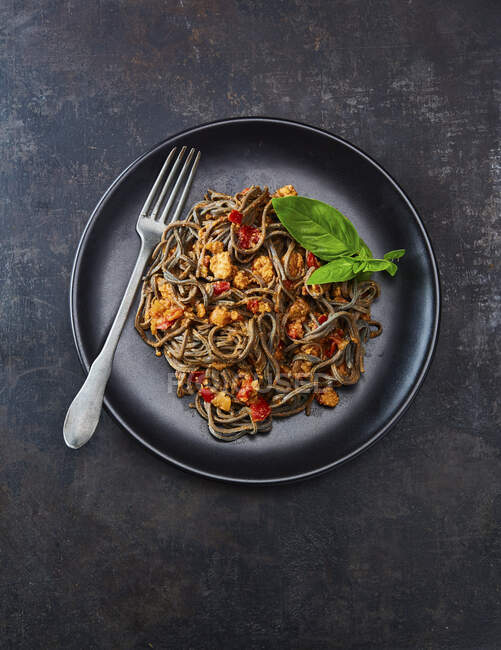 Tempeh 'Bolognese' with Black Bean Noodles — Stock Photo