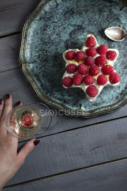 A star shaped ricotta cake with raspberries — Stock Photo