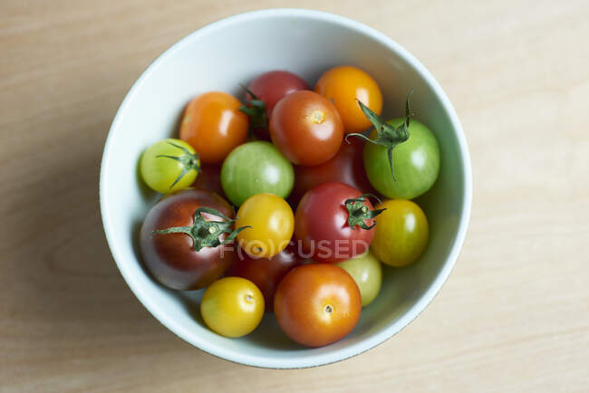 Tomates coloridos en tazones pequeños - foto de stock