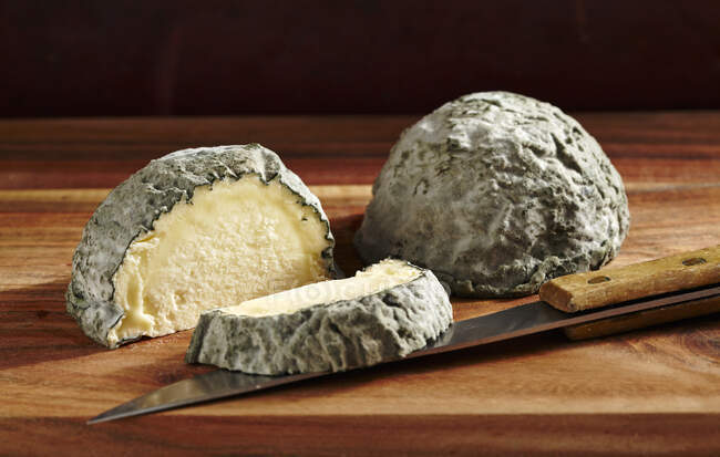 Œuf de cerveau bleu (fromage de lait de vache à la moisissure bleue, Suisse) — Photo de stock