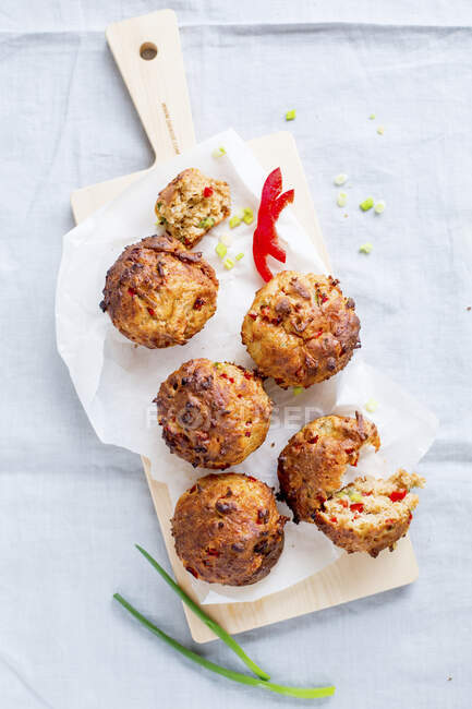 Muffin vegetali piccanti con peperoni e cipollotti — Foto stock
