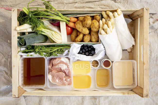 Una scatola menu per fare minestrone, maiale con asparagi e pancake ai mirtilli — Foto stock