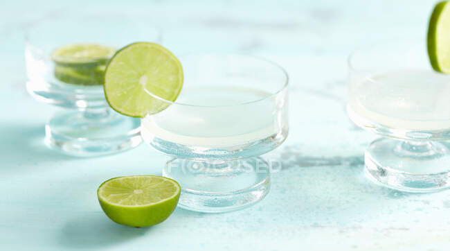 Ti Punch cocktails made with rum and lime — Stock Photo