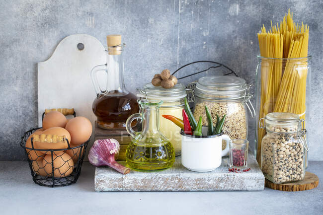 Vari alimenti sul tavolo da cucina rustico — Foto stock