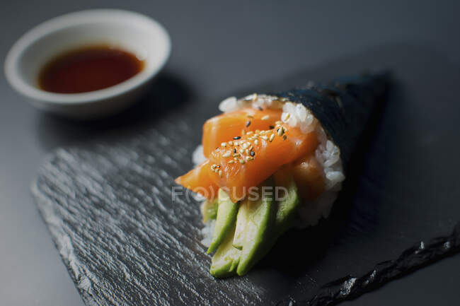 Temaki with salmon and avocado (Japan) — Fotografia de Stock
