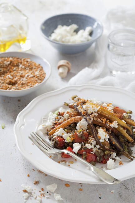 Здоровая чечевица и морковный салат с Фета и Дукка — стоковое фото