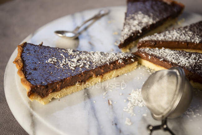 Crostata al cioccolato con cocco grattugiato, affettato — Foto stock