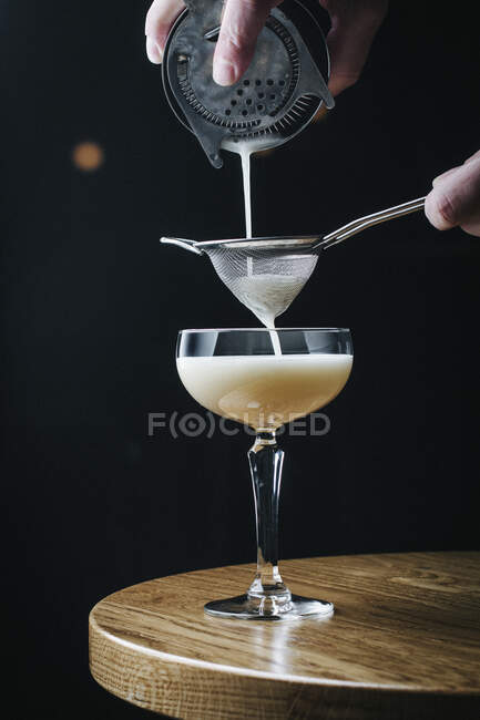 Préparer le cocktail avec du blanc d'oeuf — Photo de stock
