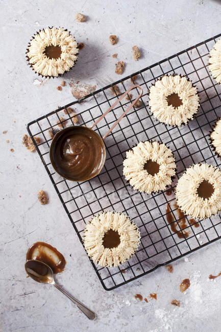 Overhead view of sticky toffee cupcakes on a cooling rack - foto de stock