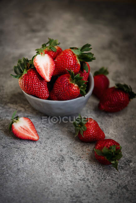 Primer plano de deliciosas fresas en una taza - foto de stock