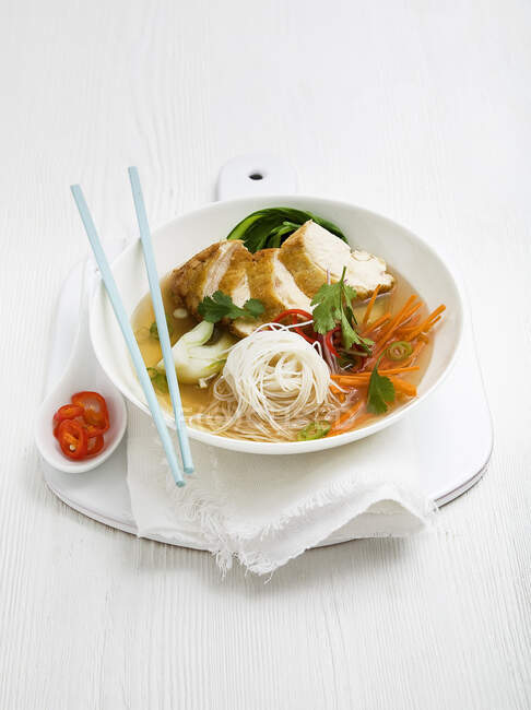 Soupe de nouilles au poulet avec nouilles fines blanches, Pak Choi, carotte, piment vert et coriandre — Photo de stock