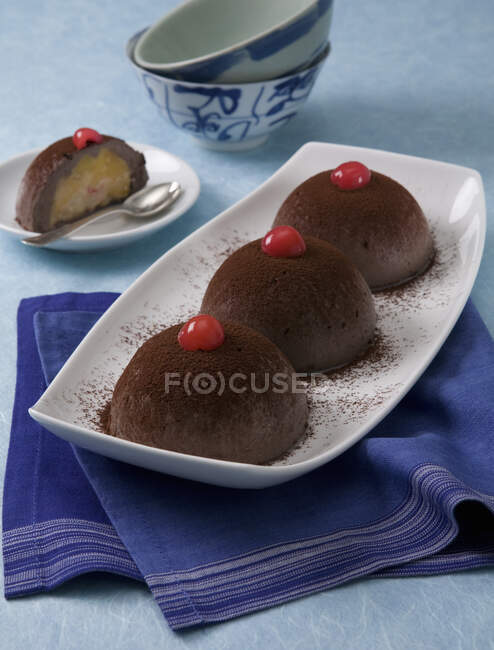Eiskuppelkuchen gefüllt mit einer Füllung aus Früchten und Biskuit — Stockfoto