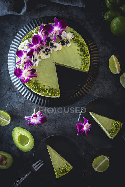 Gâteau à l'avocat et au citron vert décoré de fleurs et de pistaches — Photo de stock