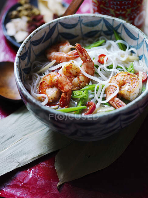Salt and pepper prawn noodles — Stock Photo