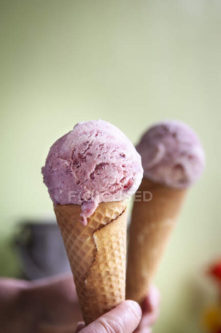 Ягодное йогуртовое мороженое в конусе — стоковое фото