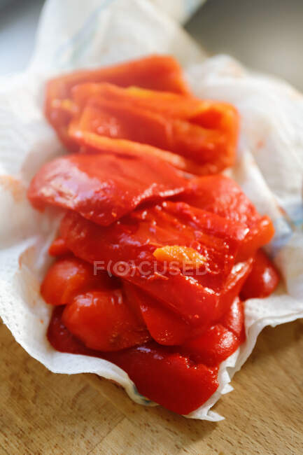 Baked peppers on kitchen paper — Stock Photo